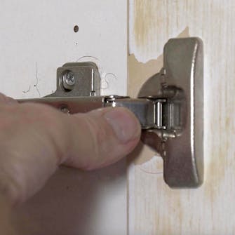 Laga köksluckor: Tryck gångjärnet på plats Laga skruvhål kökslucka: Tryck gångjärnet på plats